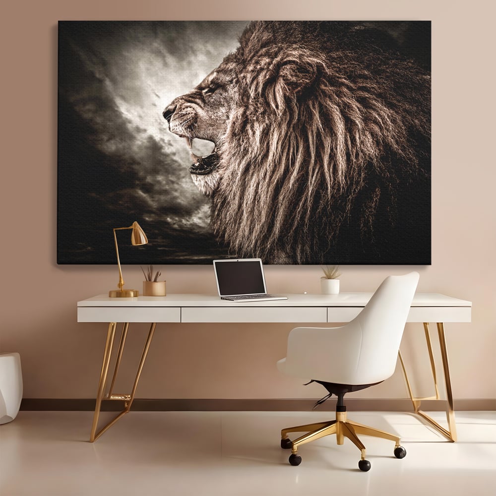 Tablou canvas cu tablou canvas cu leu racnind, fara rama, pe sasiu de lemn, pe perete intr-un birou